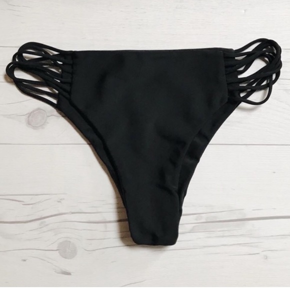 MIKOH Banyans Top and Lanai Bottom. Medium. NWOT. - Picture 3 of 5